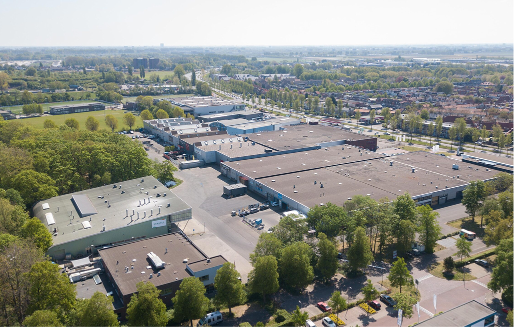 Luchtfoto van bedrijventerrein met grote daken