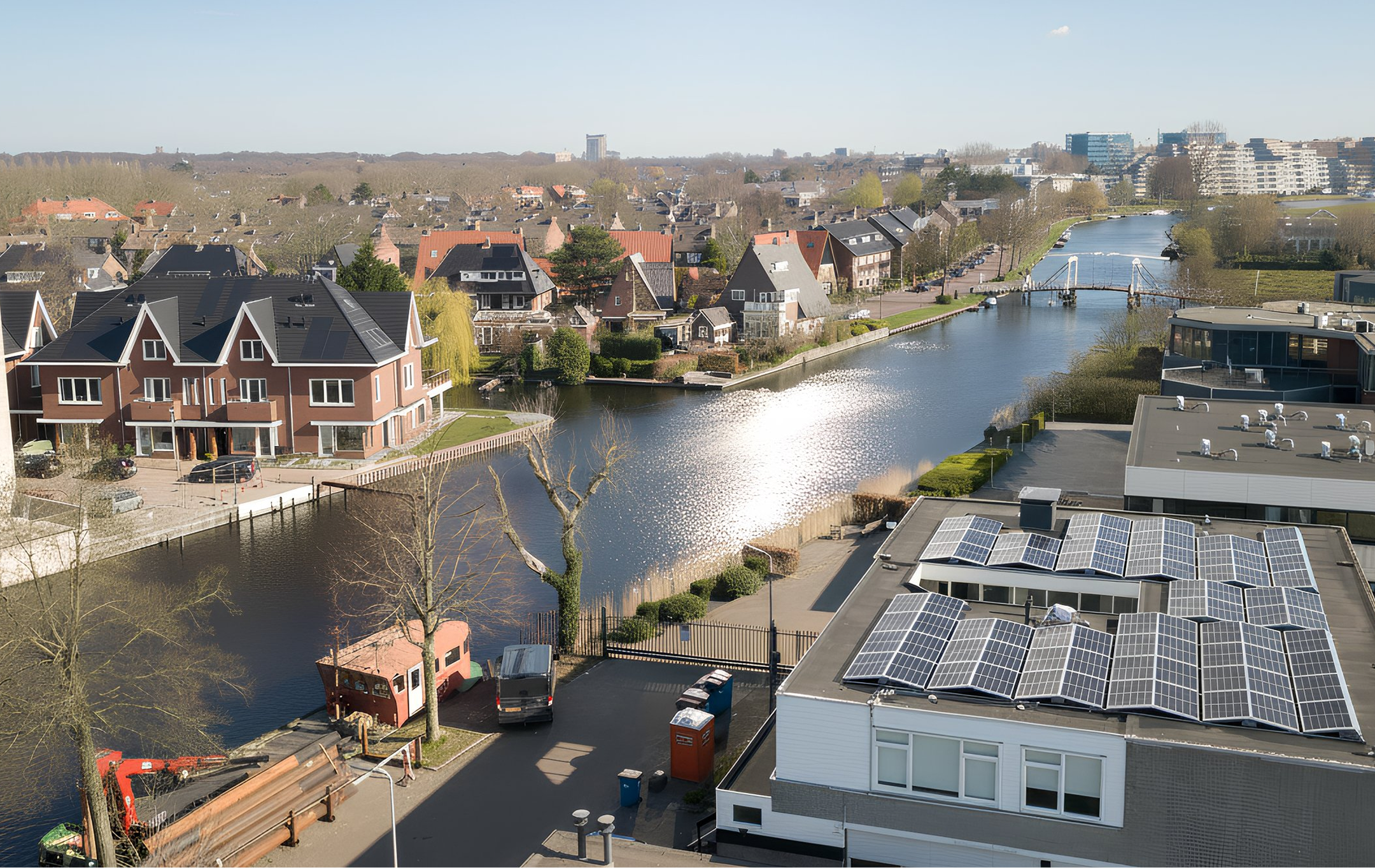 Luchtfoto van de haven van Heemstede met zonnepanelen op een dak