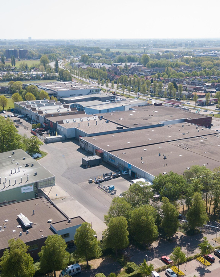 Luchtfoto van grote bedrijfsdaken en winkelpanden in Heemstede