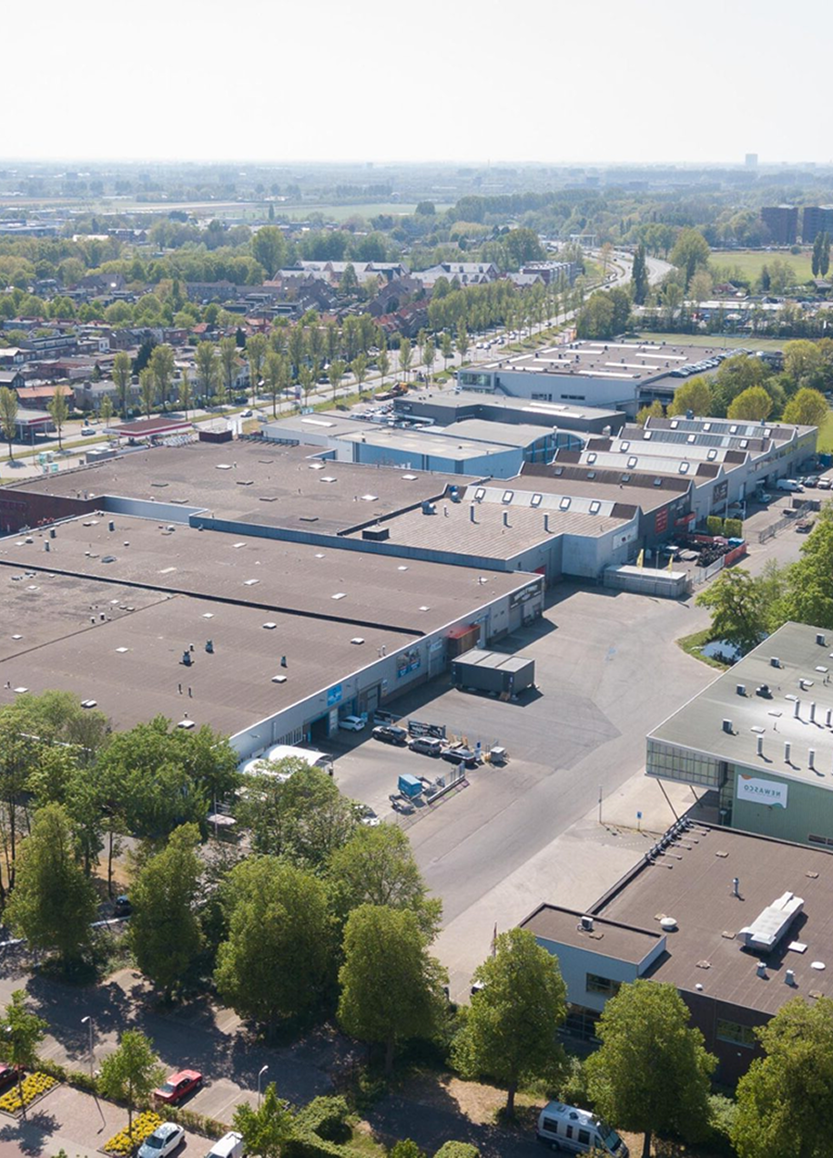 Luchtfoto van grote bedrijfsdaken geschikt voor zonnepanelen