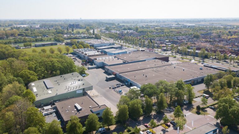 Luchtfoto van bedrijfspanden met grote platte daken