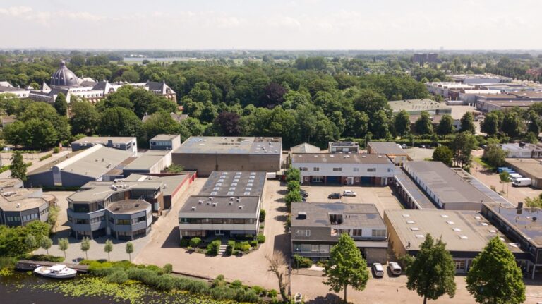 Luchtfoto van bedrijfspanden met zonnepanelen op het dak in Heemstede